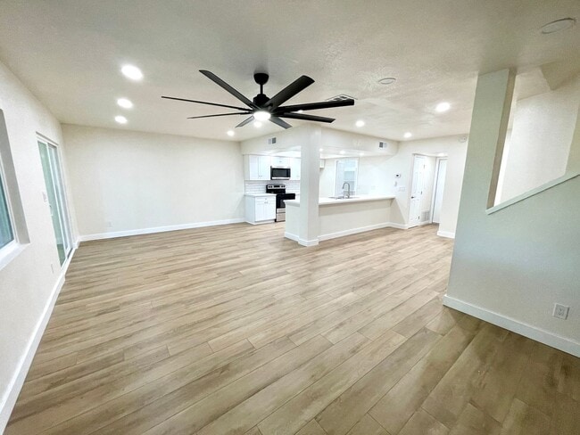 Building Photo - Gorgeous 2-Story Home with Golf Course Views and Modern Amenities!