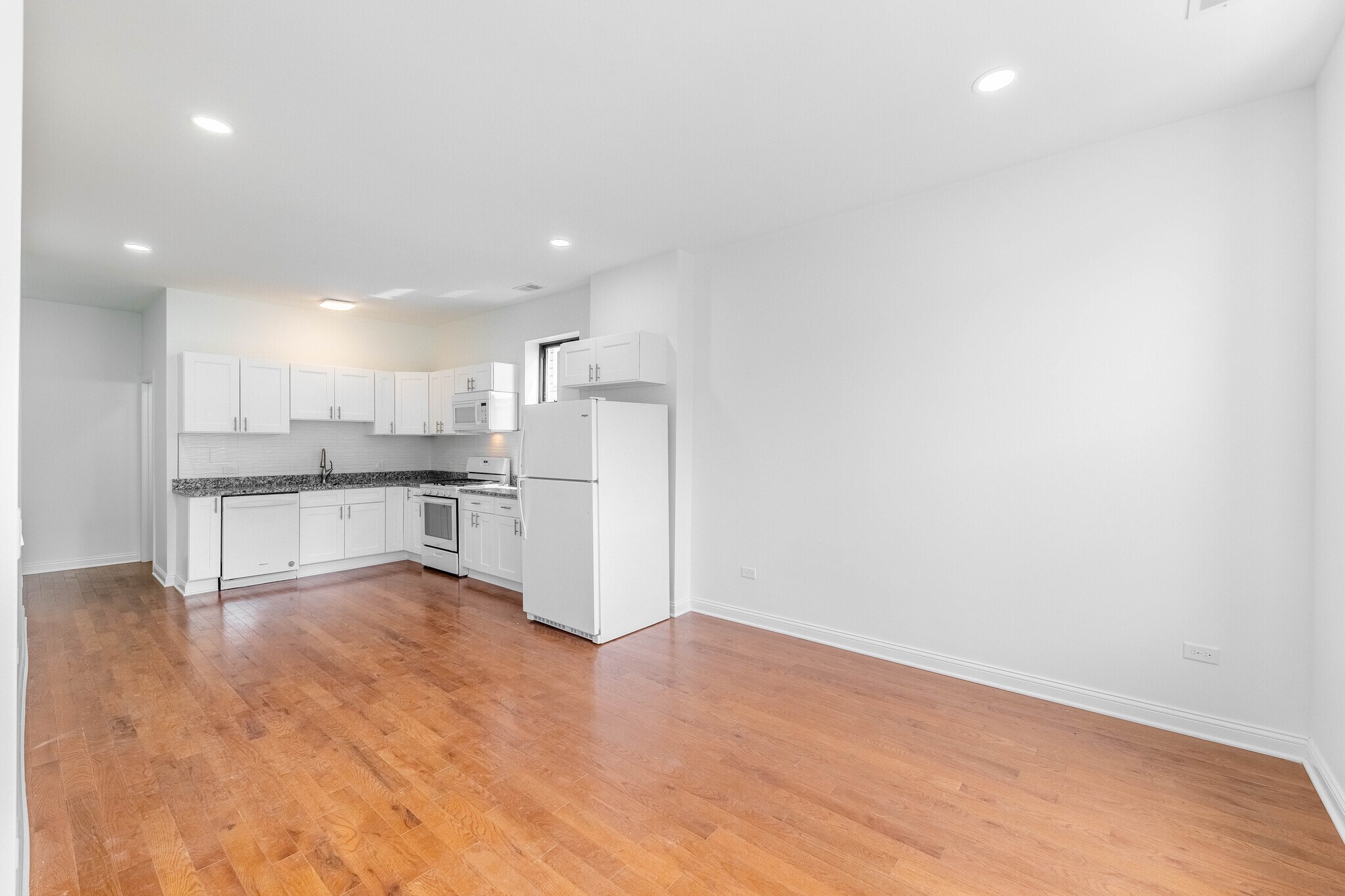 Building Photo - 914 W 19th Plz