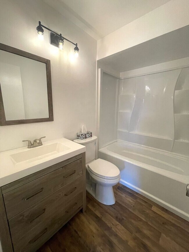 Building Photo - $500 OFF FIRST MONTH RENT • Centrally Loca...