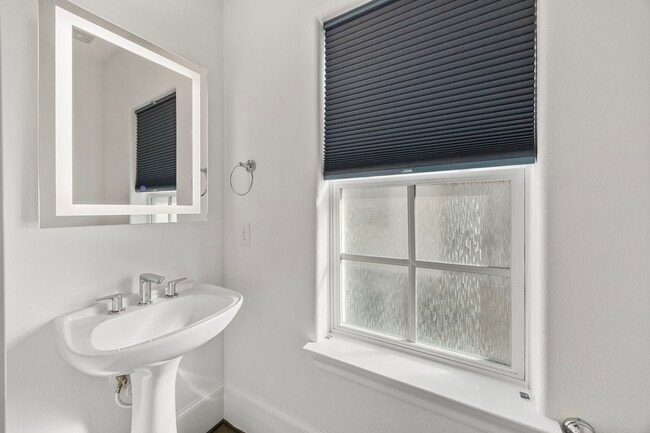 Building Photo - 2234 Lou Ellen Ln