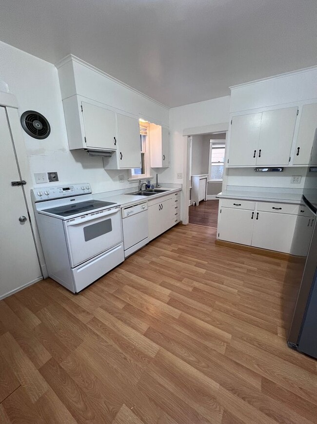 Building Photo - 625 N 16th Ave E