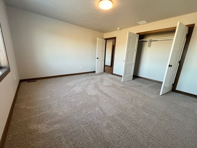 Building Photo - Newly Built 4 Bed/2.5 Bath Townhome in Aspen Ridge!