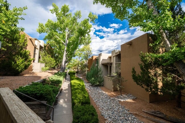 Building Photo - 1 MO. FREE RENT! UNFURNISHED Bright & Stylish Condo at The Reserve