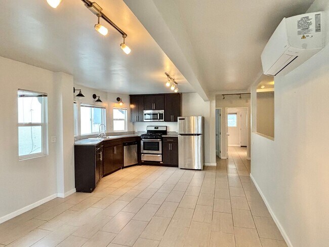 Building Photo - 626 Benton Wy