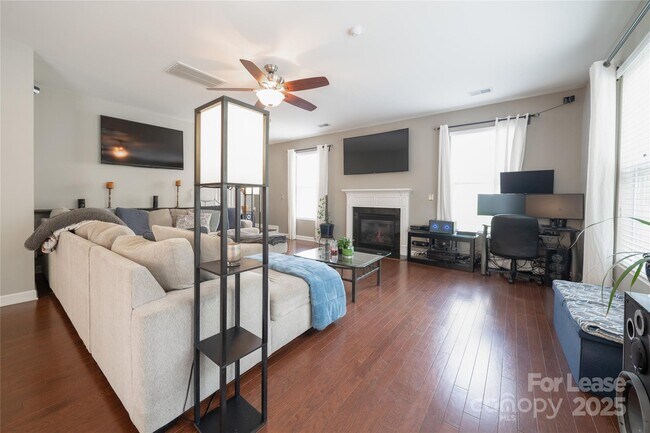 Building Photo - 4938 El Molino Dr