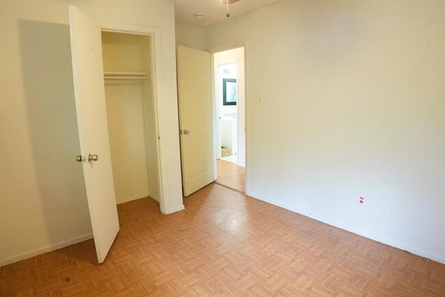 Building Photo - 1302 Begonia Terrace