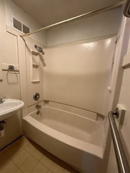 Building Photo - Nice 3 Bed 1 bath close to Water St. and UWEC! Available June 1st