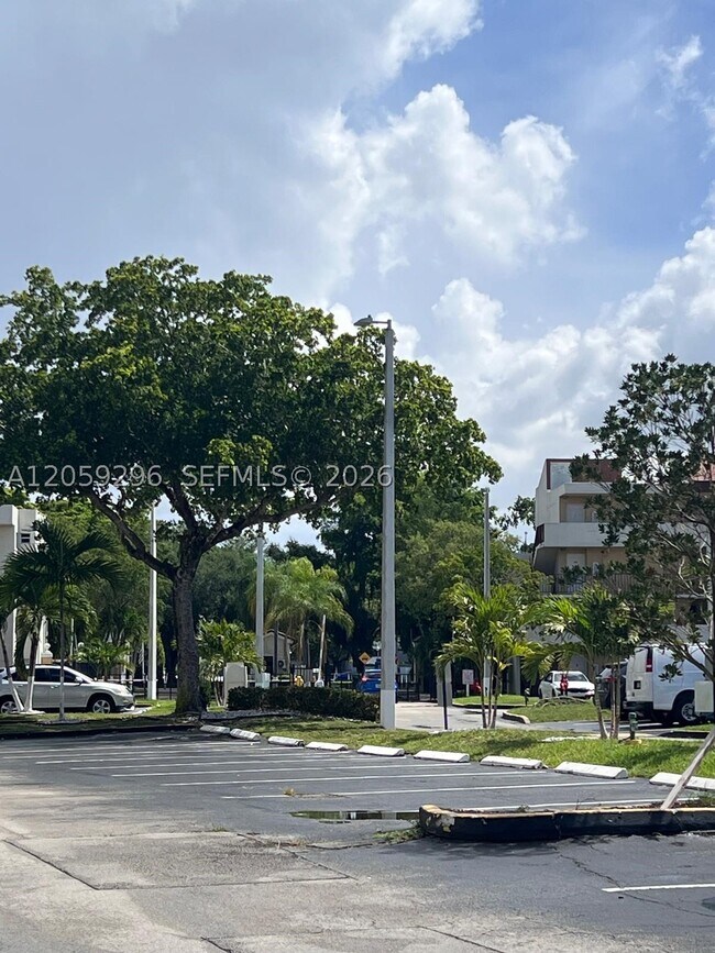 Building Photo - 8870 Fontainebleau Blvd