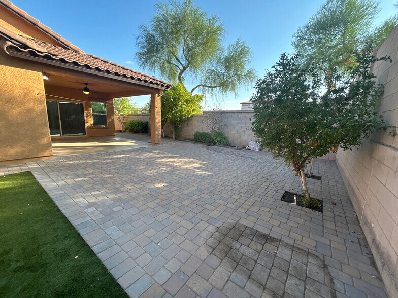 Building Photo - 10765 W Avenida del Rey