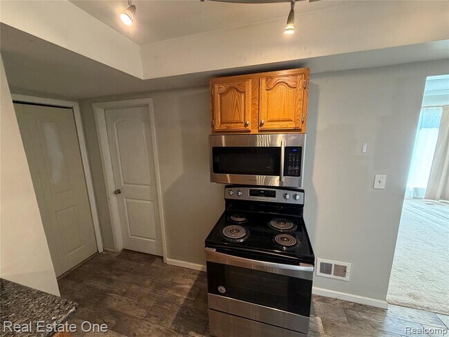 Building Photo - 29828 CITY CENTER # 1 Dr