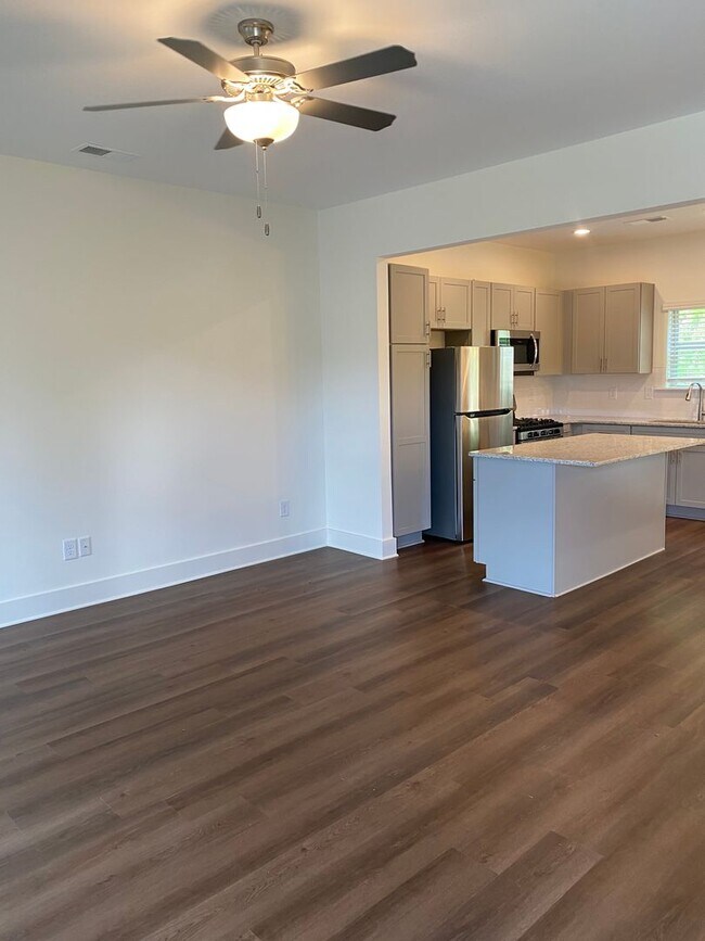 Building Photo - Spacious 3 Bedroom Home with Primary Suite on Main Level