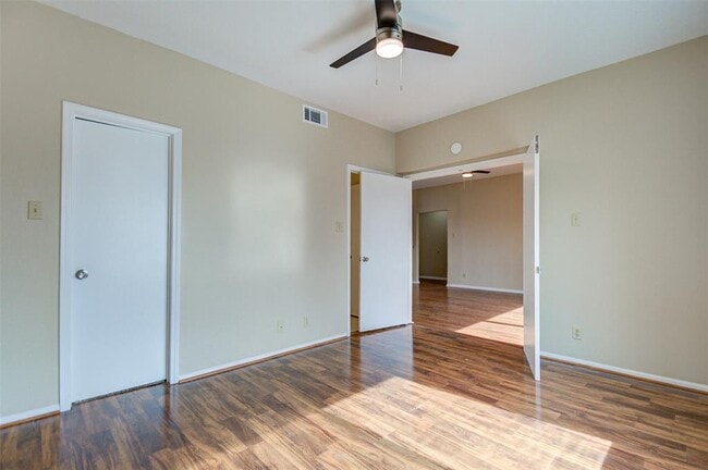 Building Photo - 2213 S Braeswood Blvd