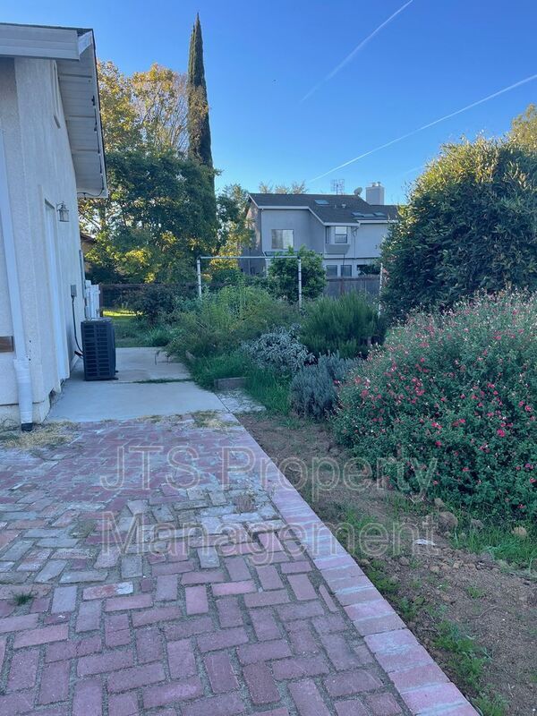 Building Photo - 2542 Rod Beaudry Dr