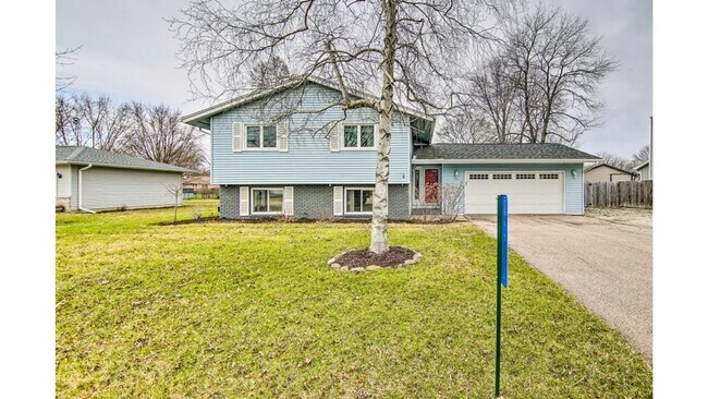 Building Photo - Beautiful Home at Silver Lake