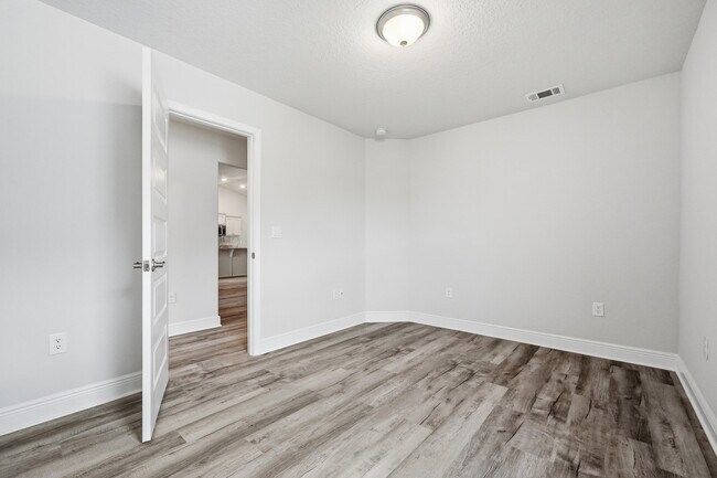 Building Photo - 5810 Crestlake Dr
