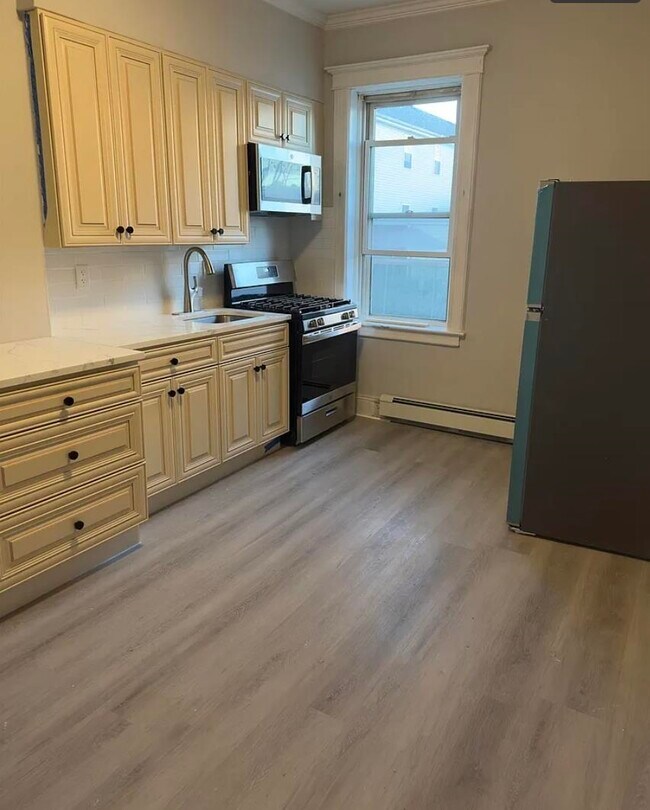 Building Photo - 128 35th St