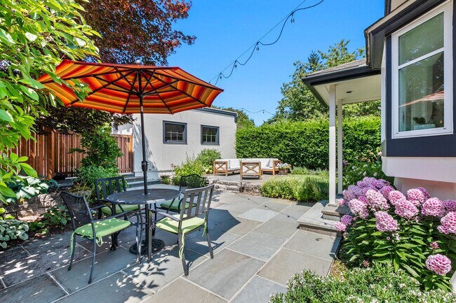 Building Photo - 3bd/1.75ba Seattle Home