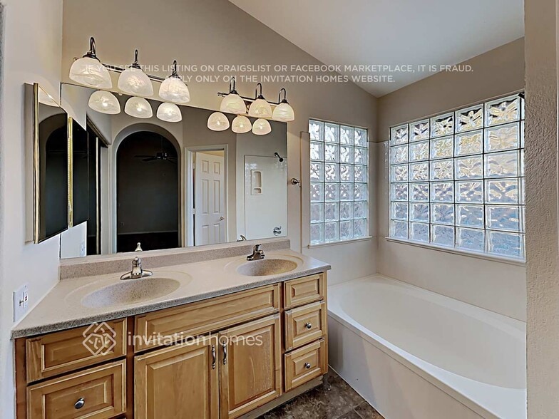 Building Photo - 16140 E Glendora Dr