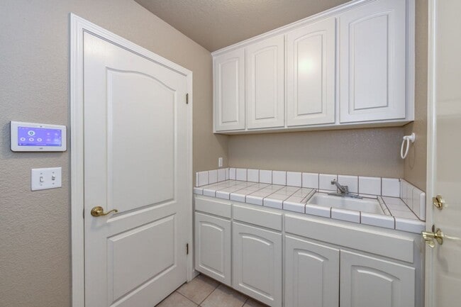 Building Photo - Impressive 4 Bedroom 2.5 Bath home with Po...