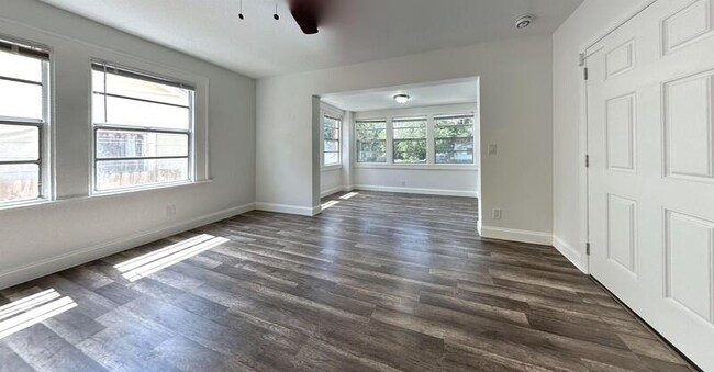 Building Photo - 725 14th Ave S