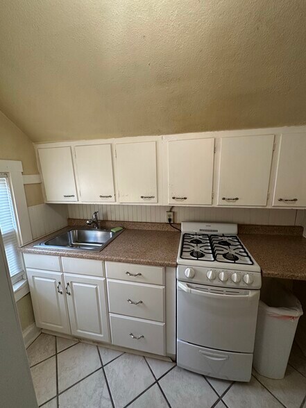 Kitchen - 4227 Greenwood Pl