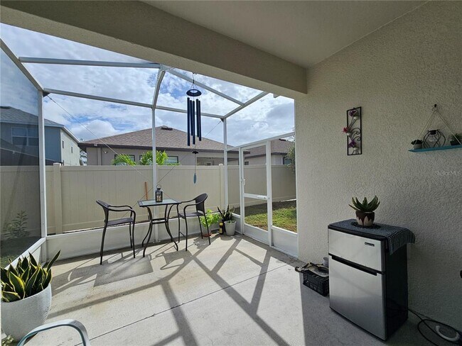 Building Photo - 1556 N River Cir