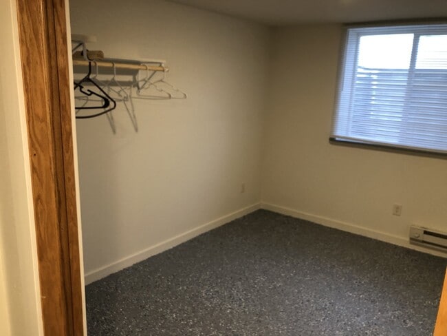 Building Photo - Huge 5 Bed 2 Bath home near UWEC with big ...