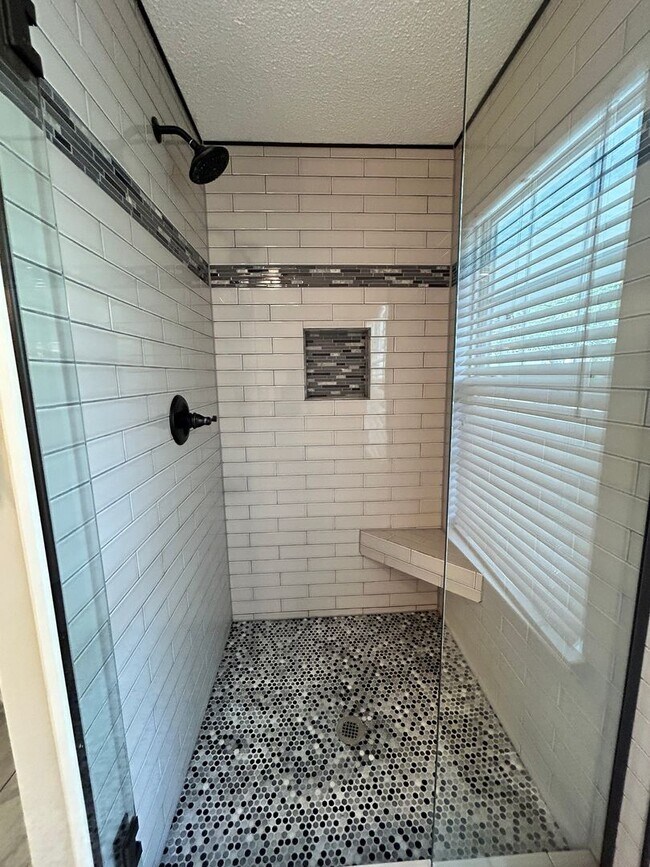 Building Photo - $500.00 OFF JANUARY RENT!! Soddy Daisy Oasis! 3 beds, 2.5 baths, huge garage & yard!