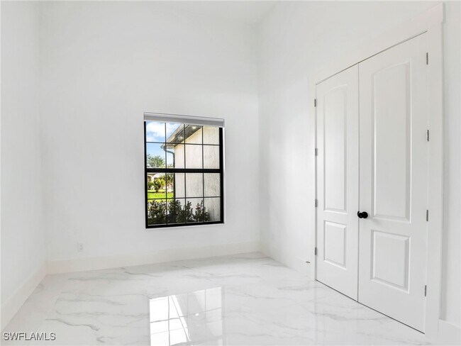 Building Photo - 2506 SW 24th Ct