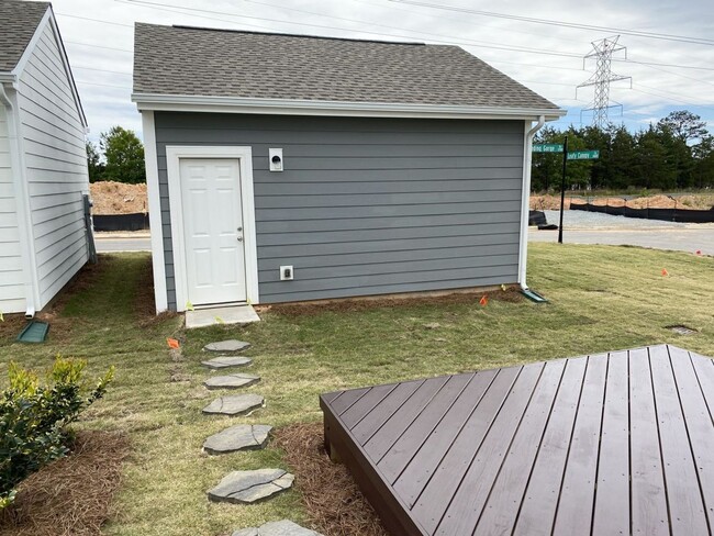 Building Photo - End Unit 2 Story Townhome in Huntersville