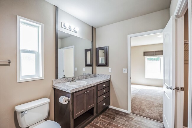 Building Photo - 1/2 off first month's rent and free Samsun...