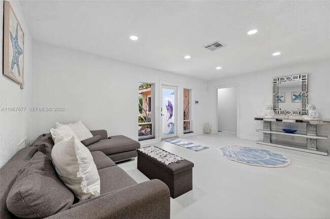 Building Photo - 317 S Riverside Dr