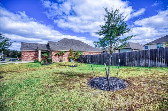 Building Photo - 912 Farm Path