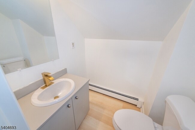 Building Photo - 116 Edison St