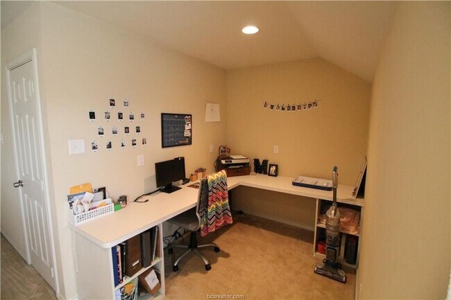 Building Photo - Spacious 4 Bedroom, 3 Bathroom House in Ho...