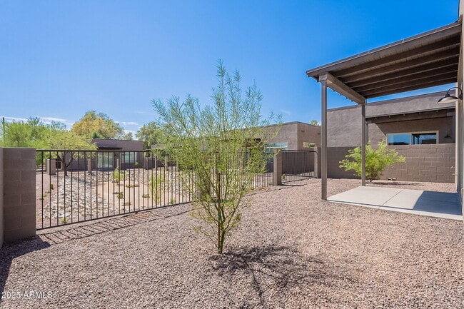 Building Photo - 6041 E Valley Way