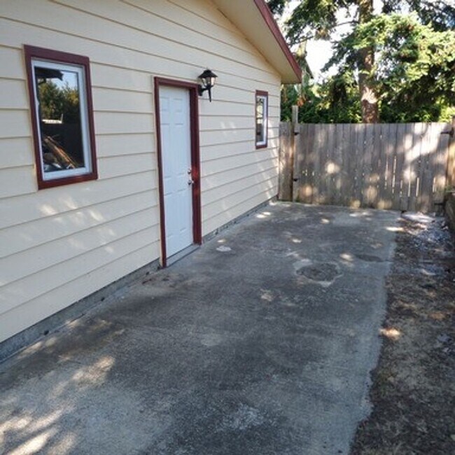 Building Photo - Super Cute & Charming 2-Bedroom Des Moines Home With Giant Fenced Yard!!