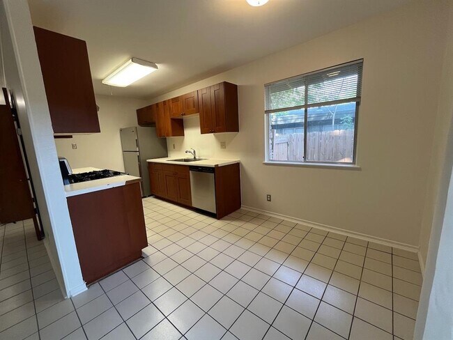 Building Photo - 804 E 32nd St