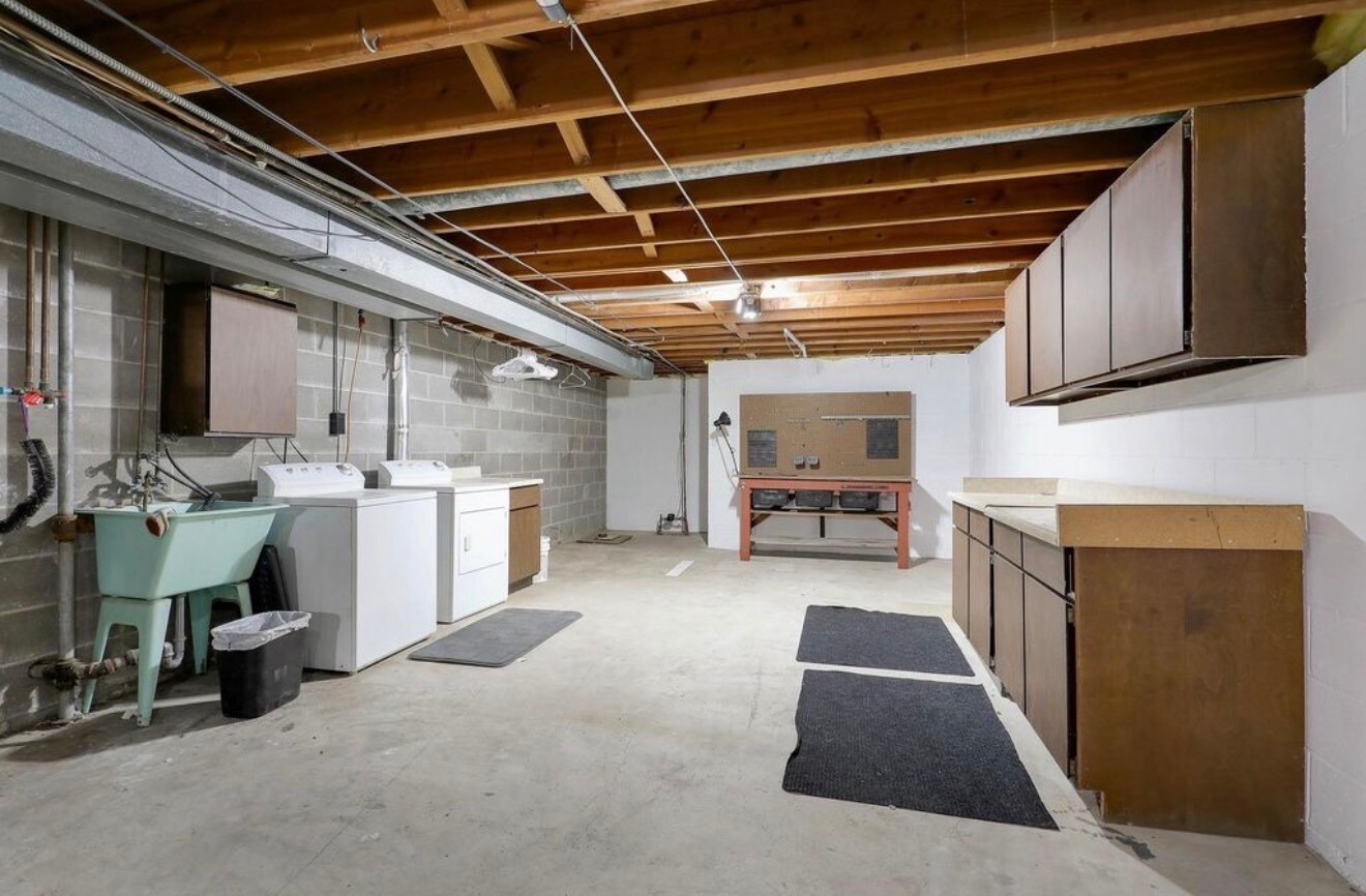 Building Photo - 730 6th Ave S