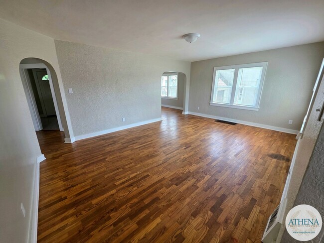 Building Photo - Charming 3 Bedroom / 1 Bath House with Original Hardwood Floors