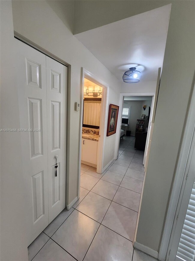 Building Photo - 6053 Heliconia Rd