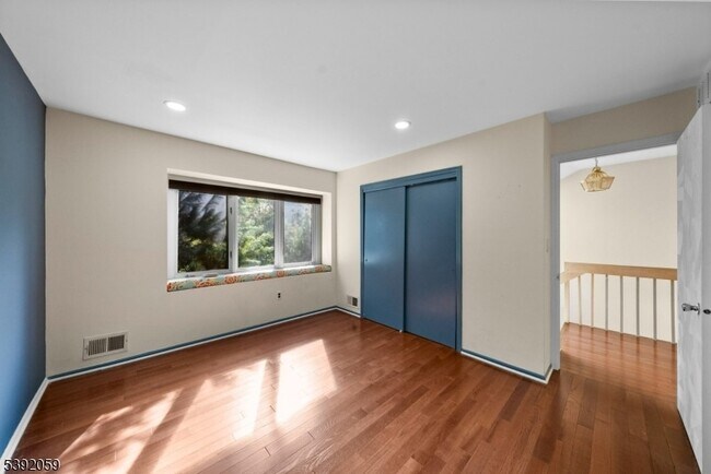 Building Photo - 148 Riverbend Dr