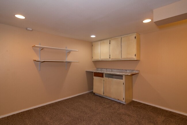 Building Photo - 5 Bed 2 Bath Home Available in Spokane Val...