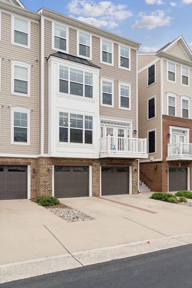 Building Photo - 42227 Canary Grass Square