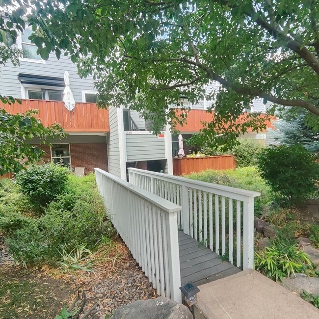 Building Photo - Two Bedroom Condo For Rent In Downtown Bou...