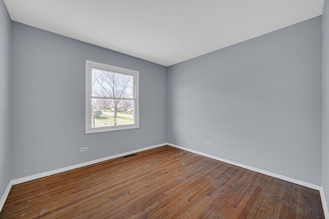 Building Photo - Spacious 4-Bedroom Split-Level in University Park