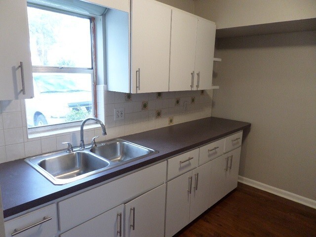 Building Photo - $25 App Fee & December Rent Free! * Spacious 2bdrm/1bath Condo ** $1,695.00** READY NOW ** No Sec...