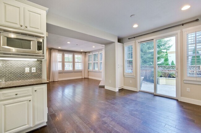 Building Photo - Gorgeous Morgan Park Refreshed for Immediate Move-In! Must see!