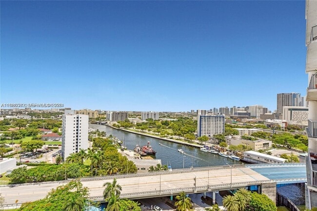 Building Photo - 10 SW South River Dr