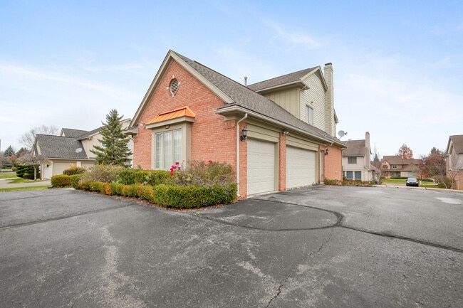 Building Photo - 6569 Whispering Woods Dr